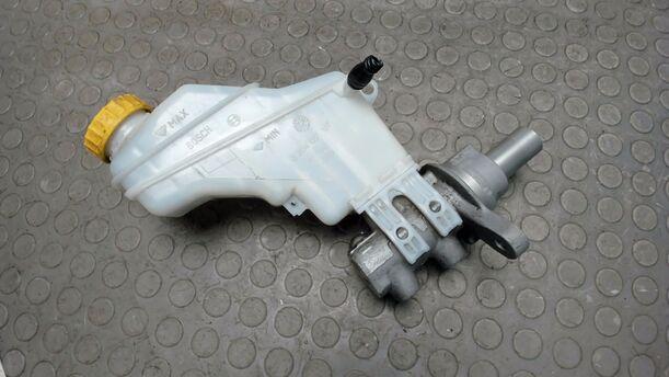 Foto: HAUPTBREMSZYLINDER eines Fiat Doblo Cargo DPF