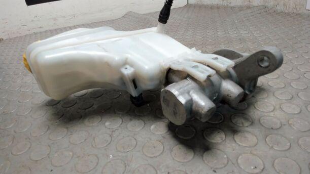 Foto: HAUPTBREMSZYLINDER eines Fiat Doblo Cargo DPF