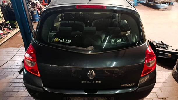 Foto: HECKKLAPPE / HECKDECKEL eines Renault Clio 1.6 16V