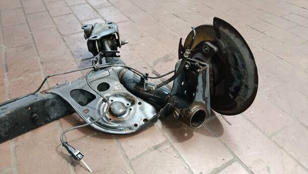 Foto: HINTERACHSTRÄGER / HINTERACHSE eines Renault Clio 1.6 16V