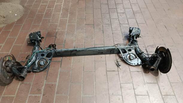 Foto: HINTERACHSTRÄGER / HINTERACHSE eines Renault Clio 1.6 16V