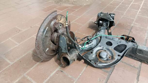 Foto: HINTERACHSTRÄGER / HINTERACHSE eines Renault Clio 1.6 16V