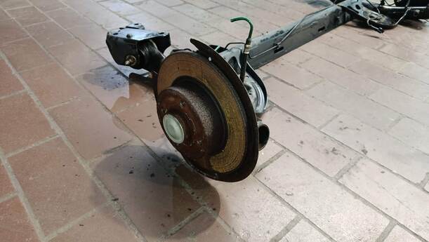 Foto: HINTERACHSTRÄGER / HINTERACHSE eines Renault Clio 1.6 16V