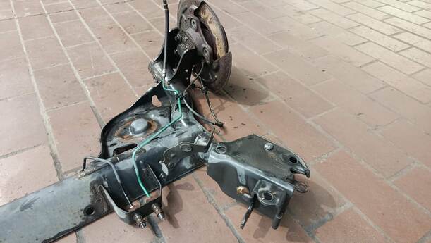 Foto: HINTERACHSTRÄGER / HINTERACHSE eines Renault Clio 1.6 16V