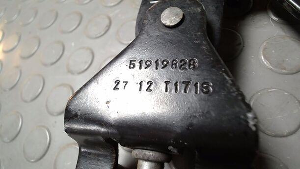 Foto: FÜHRUNGSROLLE UNTEN SCHIEBETÜR LINKS eines Fiat Doblo Cargo DPF