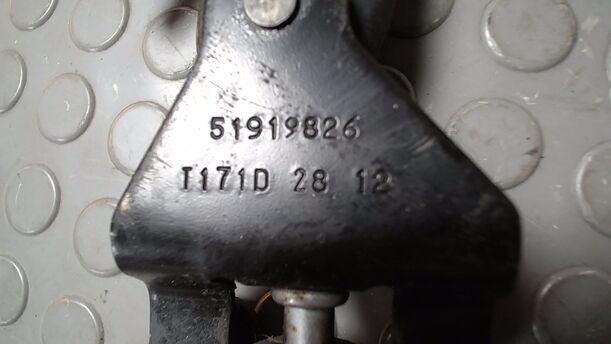 Foto: FÜHRUNGSROLLE UNTEN SCHIEBETÜR RECHTS eines Fiat Doblo Cargo DPF
