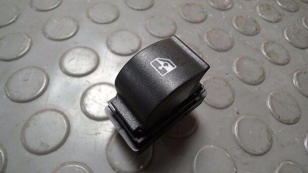 Foto: FENSTERHEBERSCHALTER eines Fiat Doblo Cargo DPF