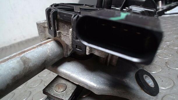 Foto: SCHEIBENWISCHERMOTOR VORN  (BOSCH) eines Fiat Doblo Cargo DPF