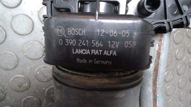Foto: SCHEIBENWISCHERMOTOR VORN  (BOSCH) eines Fiat Doblo Cargo DPF