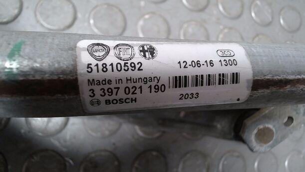 Foto: SCHEIBENWISCHERMOTOR VORN  (BOSCH) eines Fiat Doblo Cargo DPF
