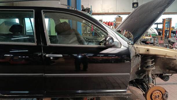 Foto: TÜR VORN RECHTS eines VW Golf Variant 1.6