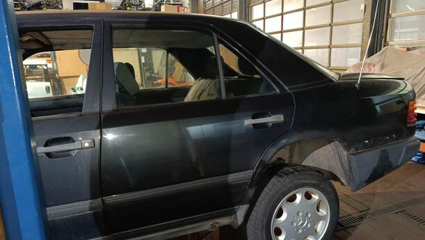 Foto: TÜR HINTEN LINKS eines Mercedes-Benz 230 E