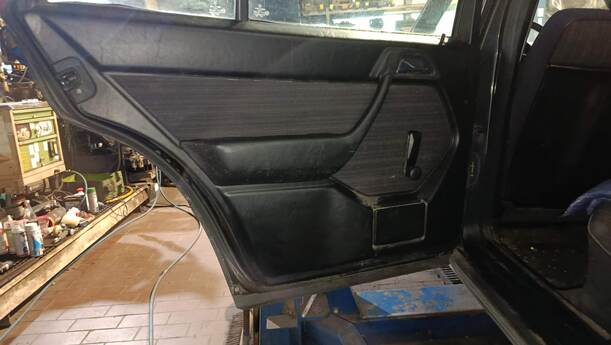 Foto: TÜR HINTEN LINKS eines Mercedes-Benz 230 E