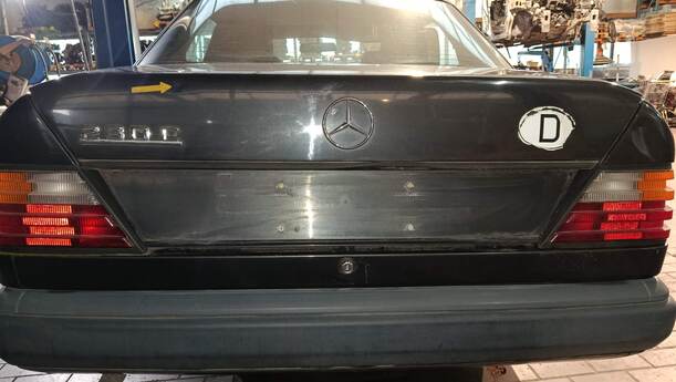 Foto: HECKDECKEL / HECKKLAPPE eines Mercedes-Benz 230 E