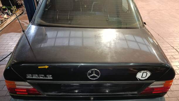 Foto: HECKDECKEL / HECKKLAPPE eines Mercedes-Benz 230 E