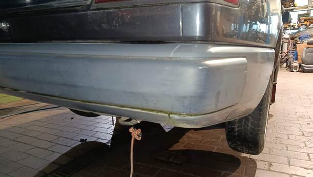 Foto: STOSSFÄNGER / STOSSSTANGE HINTEN eines Mercedes-Benz 230 E