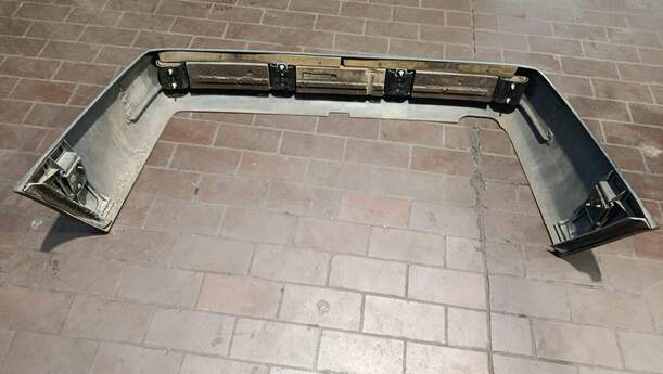 Foto: STOSSFÄNGER / STOSSSTANGE HINTEN eines Mercedes-Benz 230 E