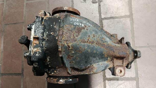 Foto: HINTERACHSGETRIEBE / DIFFERENTIAL eines Mercedes-Benz 230 E