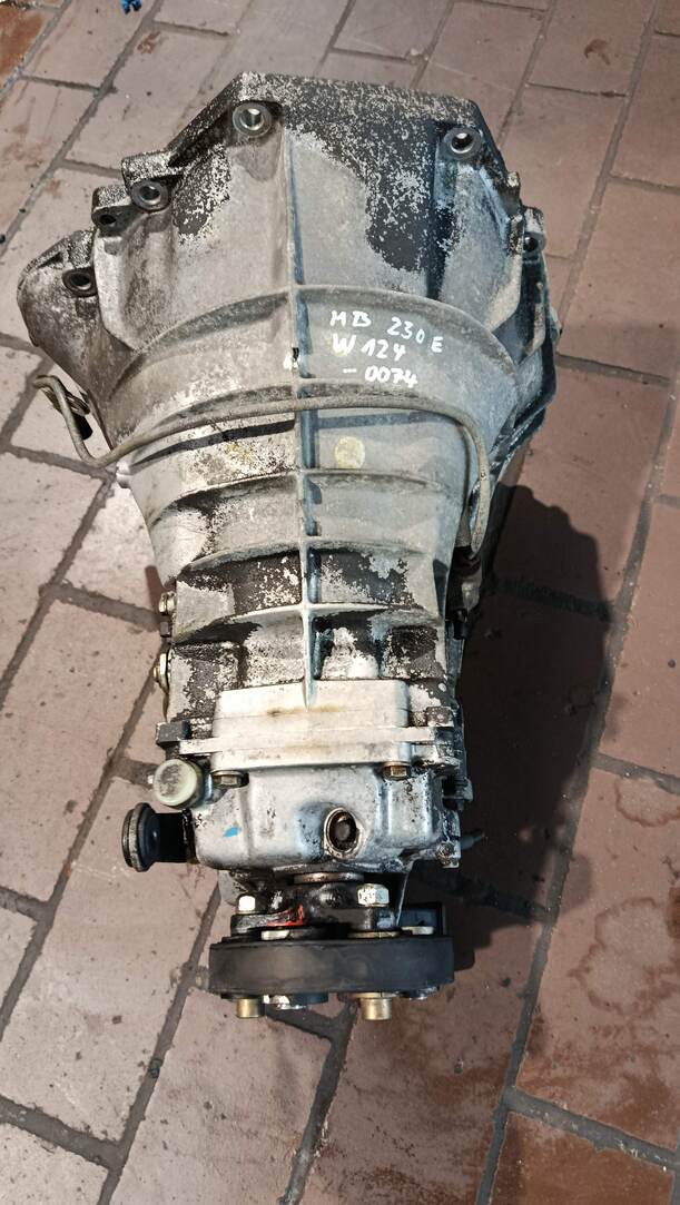 Foto: SCHALTGETRIEBE 4-GANG eines Mercedes-Benz 230 E