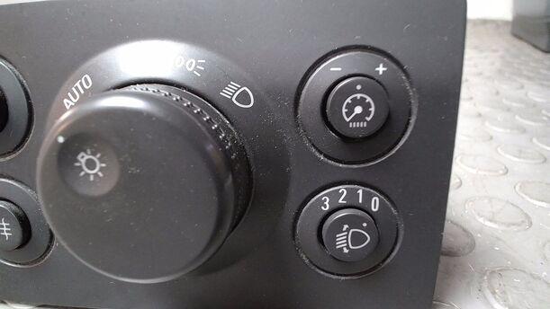 Foto: LICHTSCHALTER ( FÜR NEBELSCHEINWERFER ) eines Opel Zafira 1.8