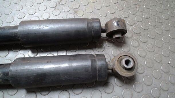 Foto: STOSSDÄMPFERPAAR HINTEN eines Opel Zafira 1.8