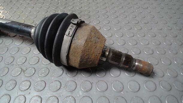 Foto: ANTRIEBSWELLE LINKS ( SCHALTGETRIEBE ) eines Opel Zafira 1.8
