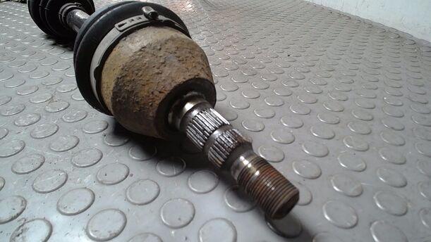 Foto: ANTRIEBSWELLE LINKS ( SCHALTGETRIEBE ) eines Opel Zafira 1.8