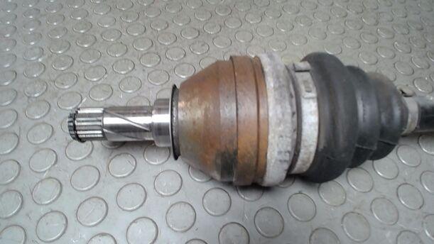 Foto: ANTRIEBSWELLE LINKS ( SCHALTGETRIEBE ) eines Opel Zafira 1.8