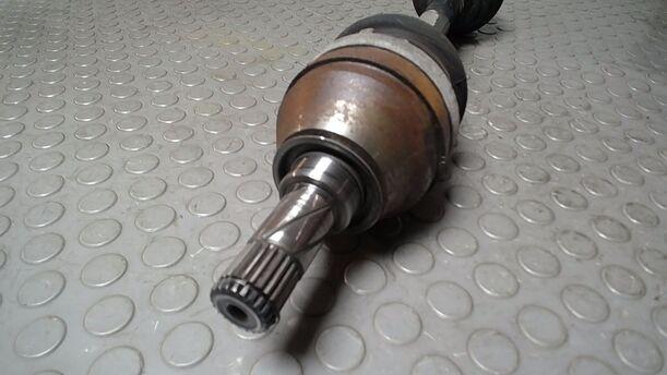 Foto: ANTRIEBSWELLE LINKS ( SCHALTGETRIEBE ) eines Opel Zafira 1.8