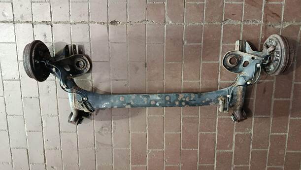 Foto: HINTERACHSE / ACHSTRÄGER HINTEN eines VW Polo 1.2