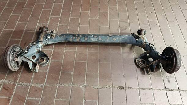 Foto: HINTERACHSE / ACHSTRÄGER HINTEN eines VW Polo 1.2
