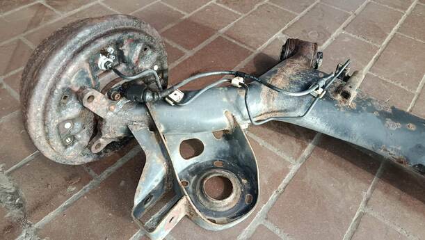 Foto: HINTERACHSE / ACHSTRÄGER HINTEN eines VW Polo 1.2