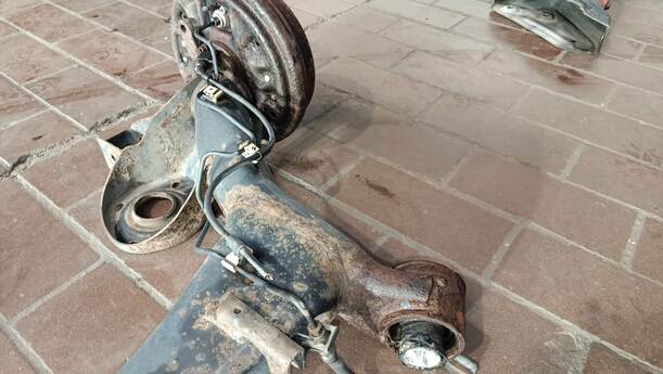 Foto: HINTERACHSE / ACHSTRÄGER HINTEN eines VW Polo 1.2