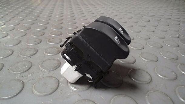 Foto: FENSTERHEBERSCHALTER eines Renault Clio 1.6 16V