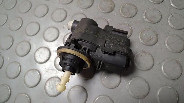 Foto: STELLMOTOR SCHEINWERFER eines Renault Clio 1.6 16V