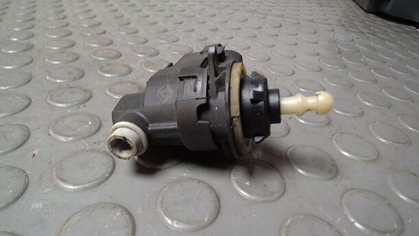 Foto: STELLMOTOR SCHEINWERFER eines Renault Clio 1.6 16V