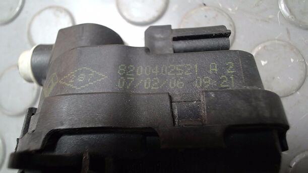 Foto: STELLMOTOR SCHEINWERFER eines Renault Clio 1.6 16V