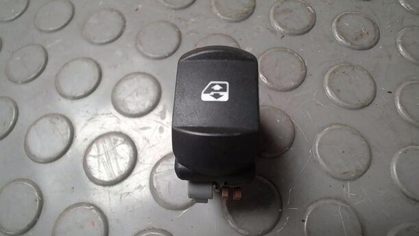 Foto: FENSTERHEBERSCHALTER eines Renault Clio 1.6 16V