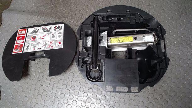 Foto: WAGENHEBER/ BORDWERKZEUG eines Renault Clio 1.6 16V