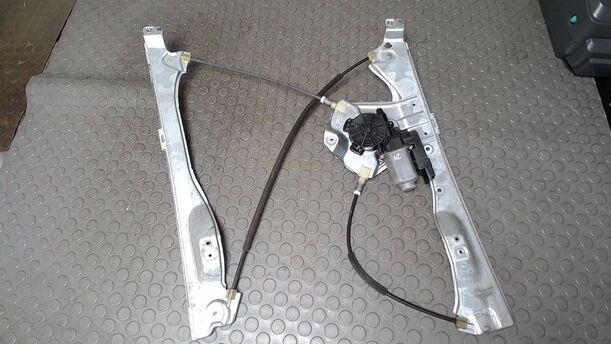 Foto: FENSTERHEBER ELEKTRISCH VORN LINKS ( 4/5 TÜRER ) eines Renault Clio 1.6 16V