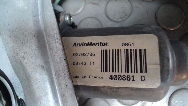 Foto: FENSTERHEBER ELEKTRISCH VORN RECHTS ( 4/5 TÜRER ) eines Renault Clio 1.6 16V