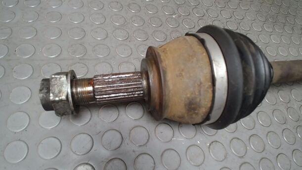 Foto: ANTRIEBSWELLE RECHTS ( SCHALTGETRIEBE ) eines Fiat Doblo Cargo DPF