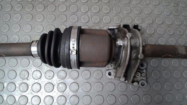 Foto: ANTRIEBSWELLE RECHTS ( SCHALTGETRIEBE ) eines Fiat Doblo Cargo DPF