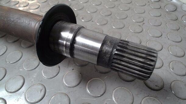 Foto: ANTRIEBSWELLE RECHTS ( SCHALTGETRIEBE ) eines Fiat Doblo Cargo DPF