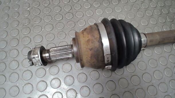 Foto: ANTRIEBSWELLE LINKS ( SCHALTGETRIEBE ) eines Fiat Doblo Cargo DPF