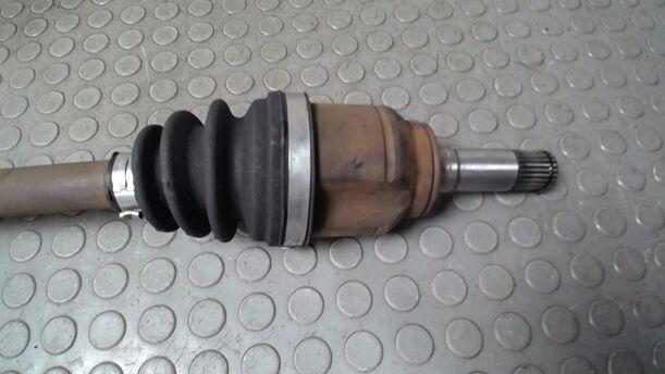 Foto: ANTRIEBSWELLE LINKS ( SCHALTGETRIEBE ) eines Fiat Doblo Cargo DPF