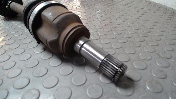 Foto: ANTRIEBSWELLE LINKS ( SCHALTGETRIEBE ) eines Fiat Doblo Cargo DPF
