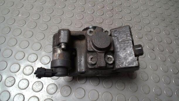 Foto: HOCHDRUCKPUMPE/ EINSPRITZPUMPE (BOSCH) eines Fiat Doblo Cargo DPF