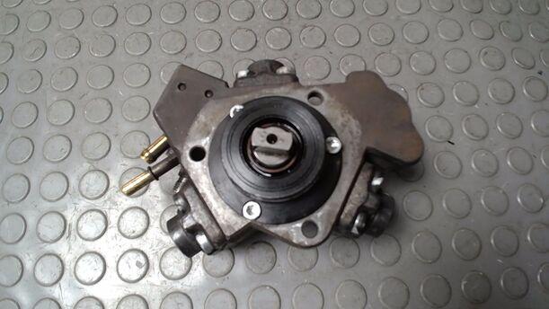Foto: HOCHDRUCKPUMPE/ EINSPRITZPUMPE (BOSCH) eines Fiat Doblo Cargo DPF