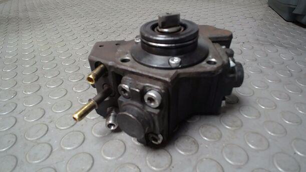 Foto: HOCHDRUCKPUMPE/ EINSPRITZPUMPE (BOSCH) eines Fiat Doblo Cargo DPF